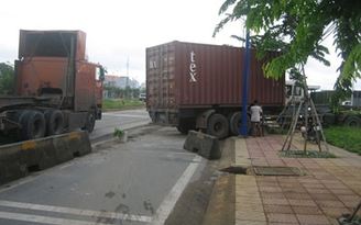 Tài xế ngủ gật, xe container đâm dải phân cách